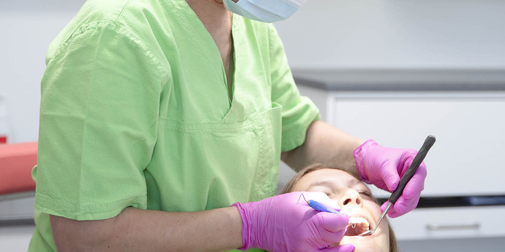 Adrianna Süveg, tandläkare i Malmö använder medicinsk laser för avancerad tandvård