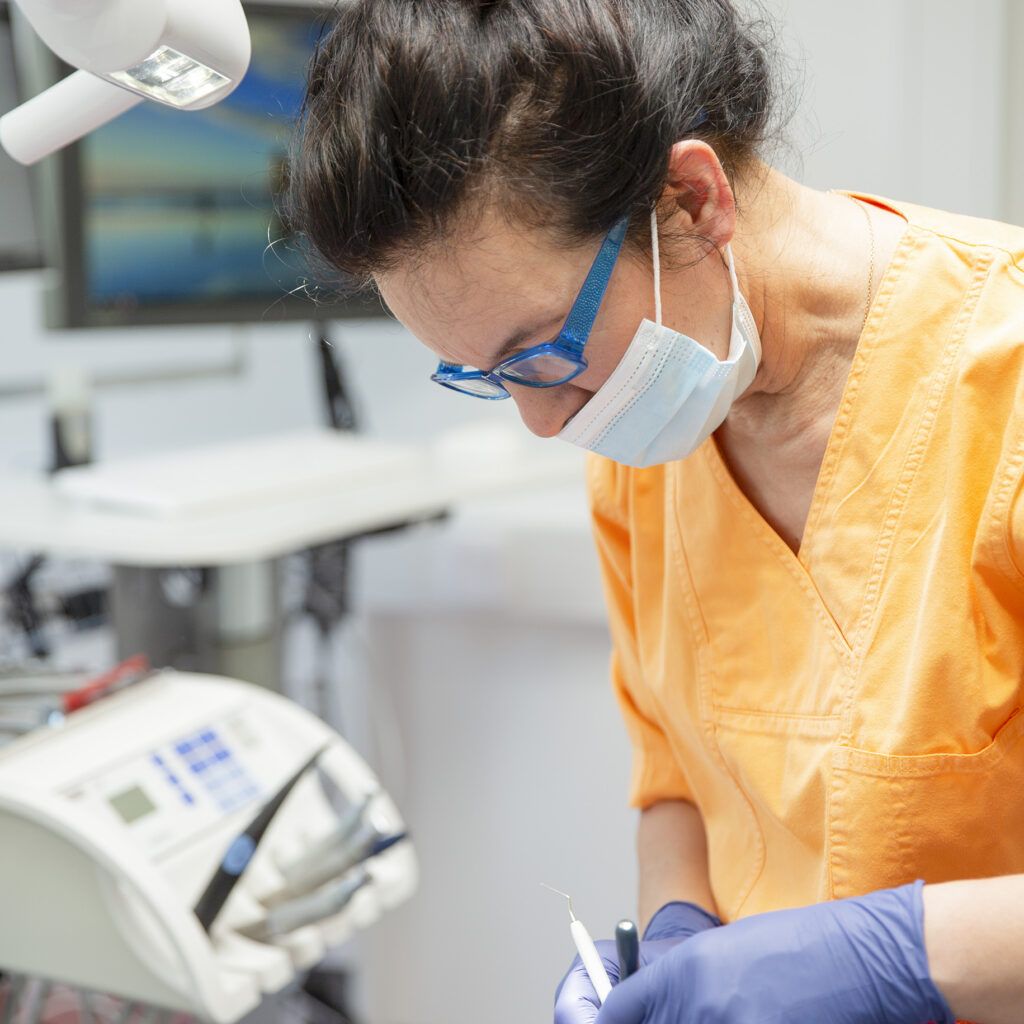 Adrianna Süveg använder medicinsk laser för avancerad tandvård i Malmö