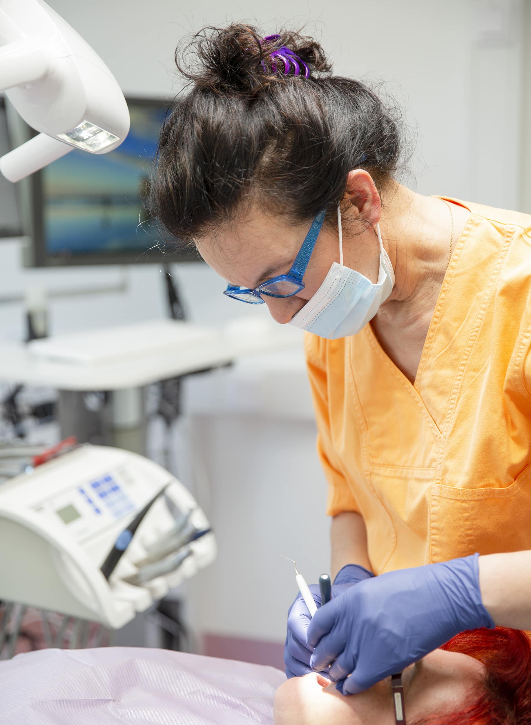 Adrianna Süveg använder medicinsk laser för avancerad tandvård i Malmö