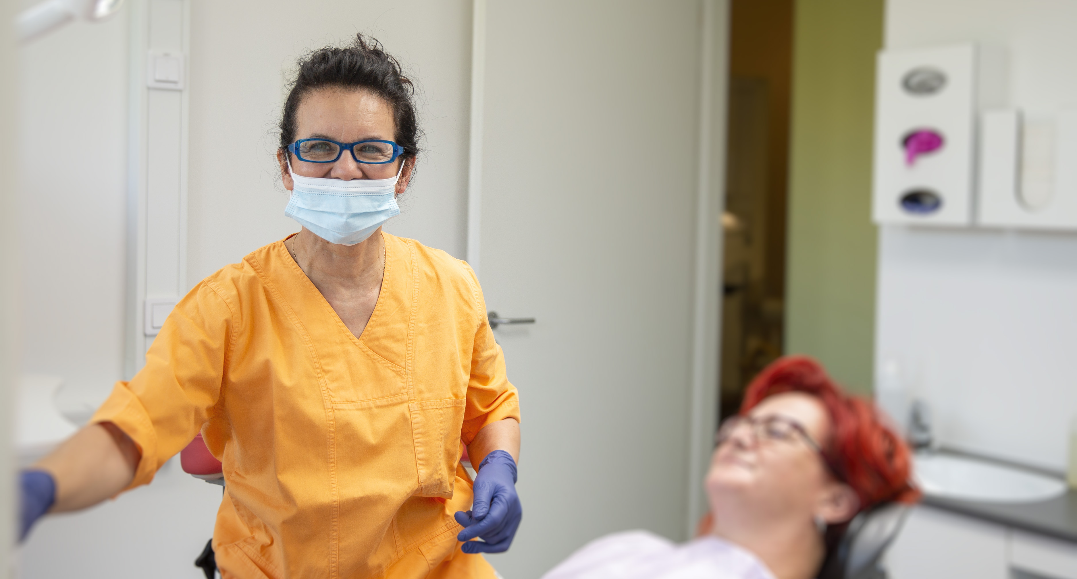 Adrianna Süveg använder medicinsk laser för avancerad tandvård
